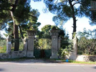 Dopo appena 500 metri, sulla sinistra, eccoci davanti a due colonne sormontate da capitelli che racchiudono un cancello verde: si tratta dell�ingresso della splendida villa Elena